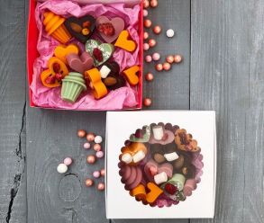 Разноцветный микс конфет с ягодами"