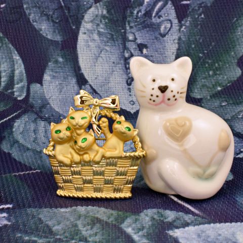 Брошь "Милые котята в корзинке" цвет золота (AJC США)