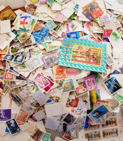5000 почтовых марок в запечатанном пакете
