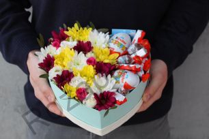 Коробочка с хризантемой и сладостями