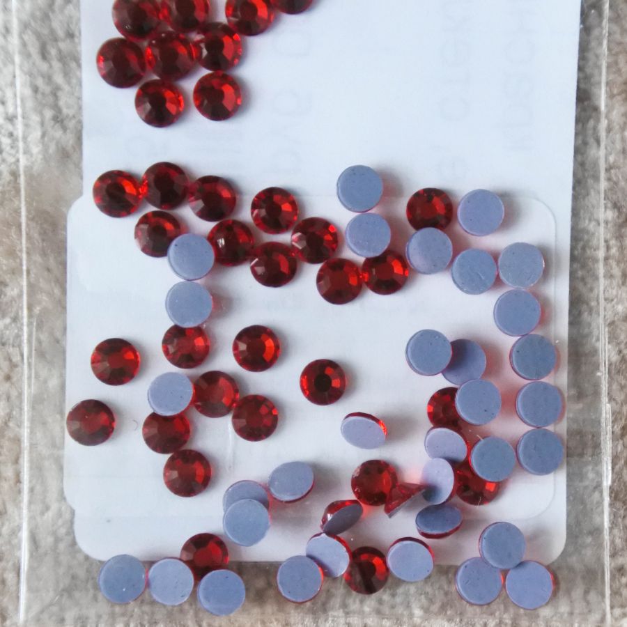 Стразы стеклянные клеевые, цвет Красный, SS10, 70 шт/упак