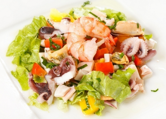 Теплый салат с морепродуктами