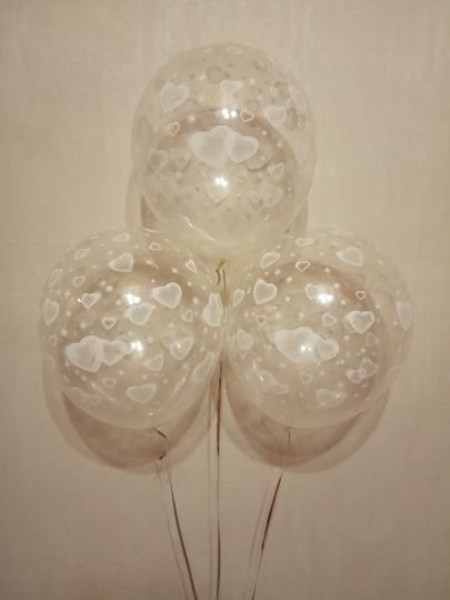 Белые сердечки на прозрачном латексный шар с гелием