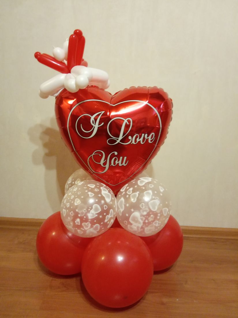 Сердце с цветочком на подставке фигура из шаров