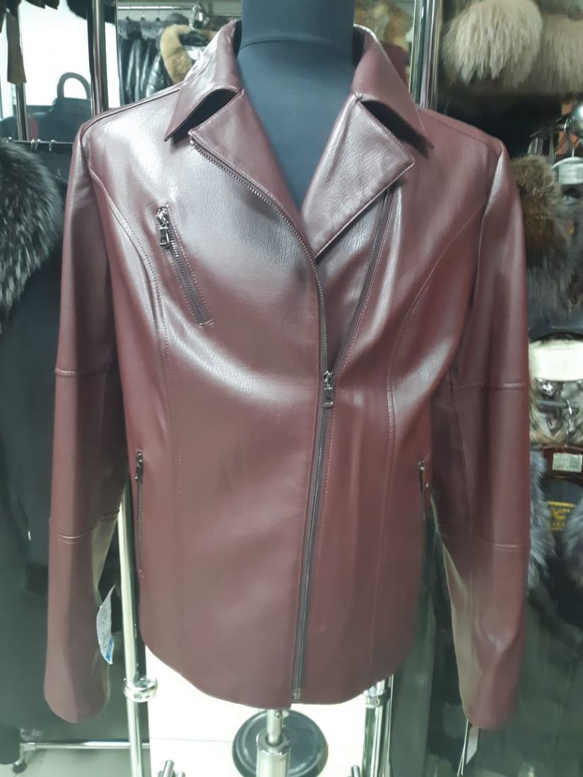 Куртка кожаная с отложным воротником.