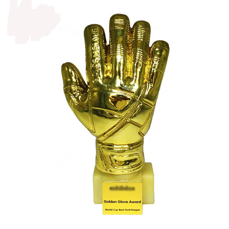Награда вратарю. Золотые вратарские перчатки. Золотая перчатка футбольная награда. Приз золотые перчатки. Золотая перчатка футбол трофей.