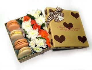 Коробка 4 с цветами и печеньем