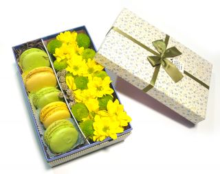 Подарочная коробка 2 с цветами и печеньем