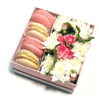 Подарочная коробка 1 с цветами и печеньем