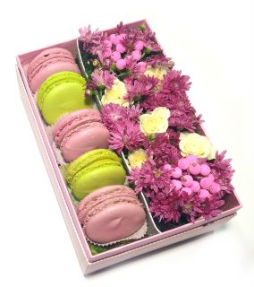 Подарочная коробка 8 с цветами и печеньем