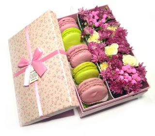 Подарочная коробка 8 с цветами и печеньем