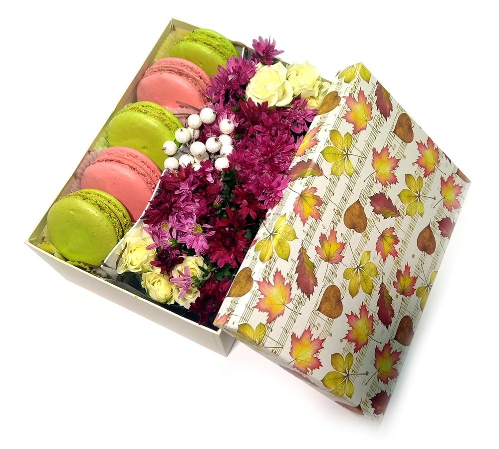 Подарочная коробка с цветами и печеньем