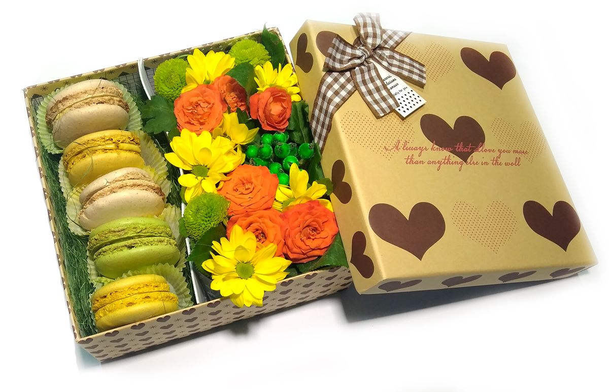 Подарочная коробка с цветами и печеньем