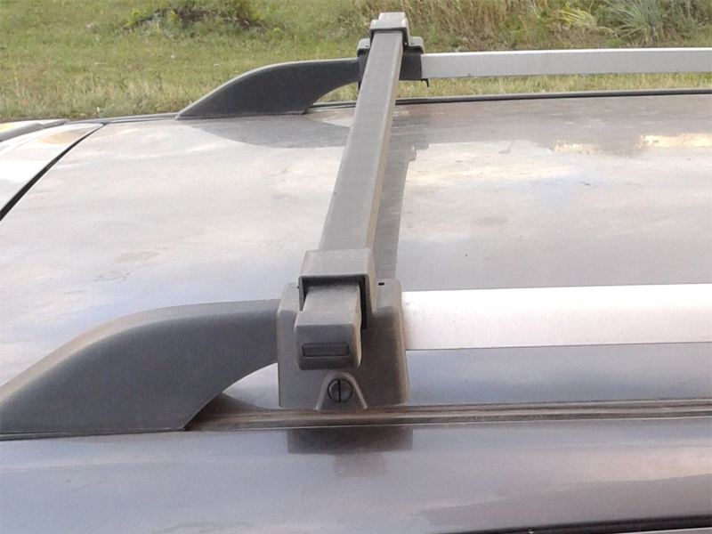 Багажник (поперечины) на рейлинги на Geely MK Cross, Атлант, стальные дуги