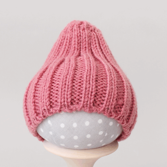 Вязаная шапочка для куклы Пыльно-розовая