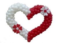 Сердца из красно и белых шаров с декором