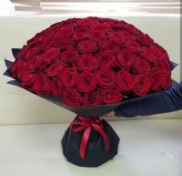 Букет 101 красная роза в чёрном крафте