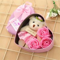 Мыльные розы 3 шт в коробке с мишкой (цвет розовый)