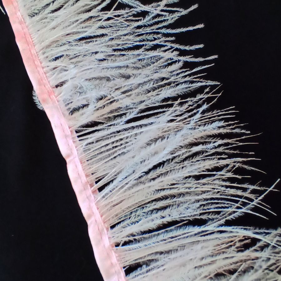 Страусиные перья на ленте, длина пера 7-11 см, PS026, цвет нежно-розовый
