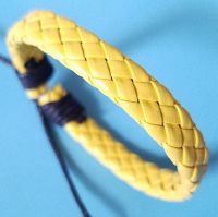 Кожаный плетеный браслет желтого цвета