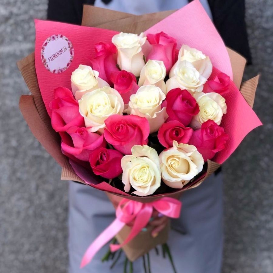25 бело-розовых роз 60 см в красивой упаковке
