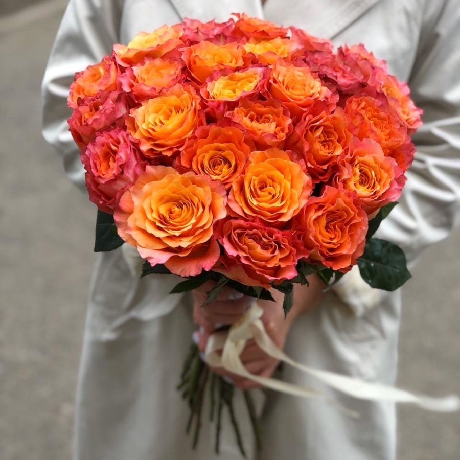 25 оранжевых пионовидных роз