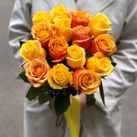 15 желто-оранжевых роз