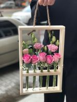 Подвесная ваза с розами и эустомой