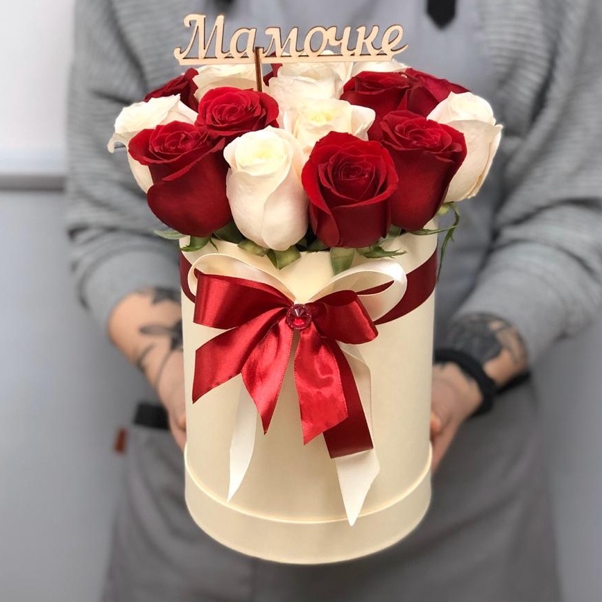 17 роз в шляпной коробке с топпером "Мамочке"