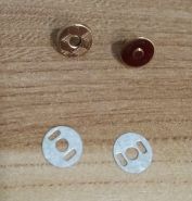 МАГНИТНАЯ КНОПКА  диаметр 10 мм цвет ЗОЛОТО материал металл цена за комплект ( кнопка 2 части+ два уплотнителя)