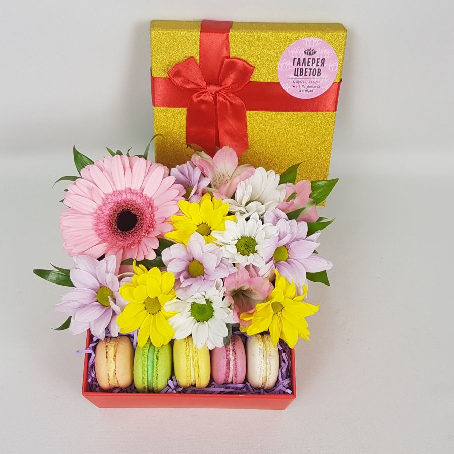 Коробка с хризантемой и макаронсами