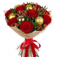 новогодний букет с красными розами