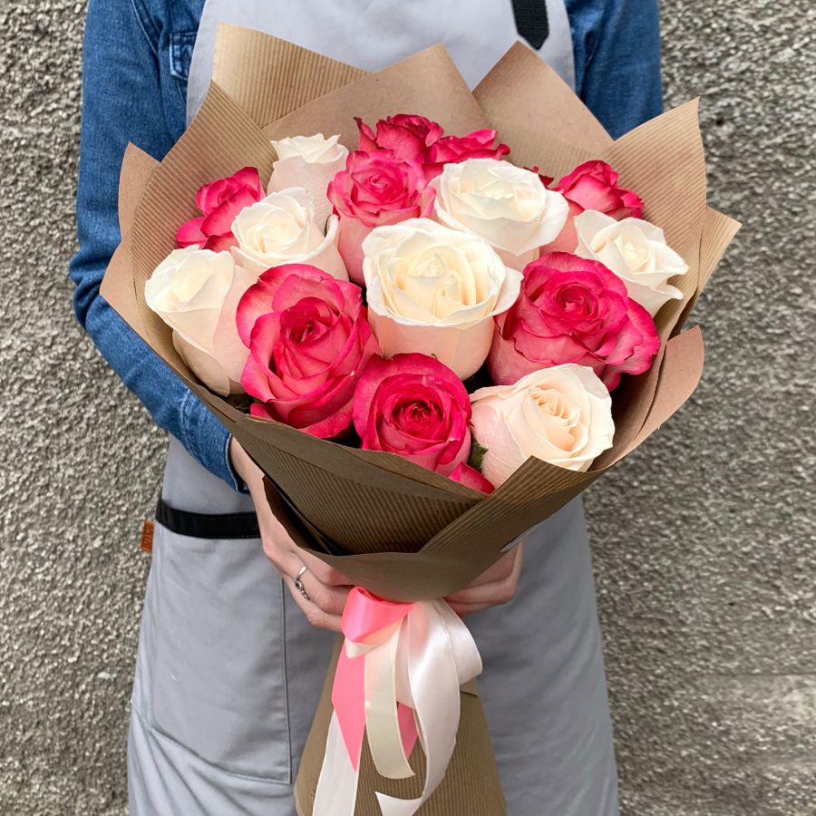 15 белых и розовых роз (Эквадор) в крафт бумаге