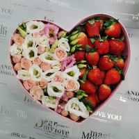 Большая коробочка сердце с клубникой