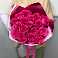 17 малиновых роз в красивой упаковке