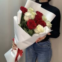 Букет Рафаэлло из красных и белых роз