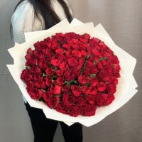 101 красная роза в красивой упаковке