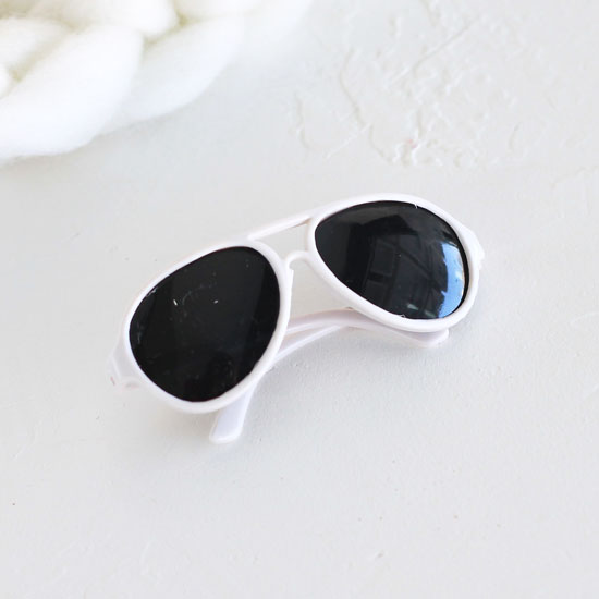Кукольный аксессуар - очки солнцезащитные, белые 8 см