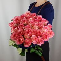 Розовые розы с лентой 50см
