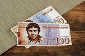 100 рублей Владимир Высоцкий (с водяными знаками)