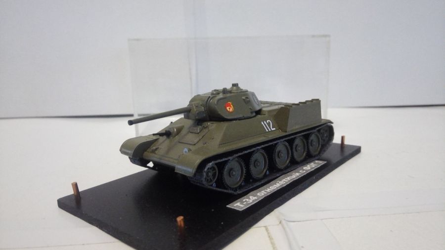 Танк Т-34 огнемётный с ФОГ-1  (1/72)