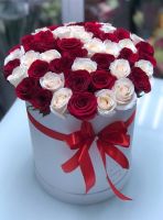 51 бело-красная роза в шляпной коробке