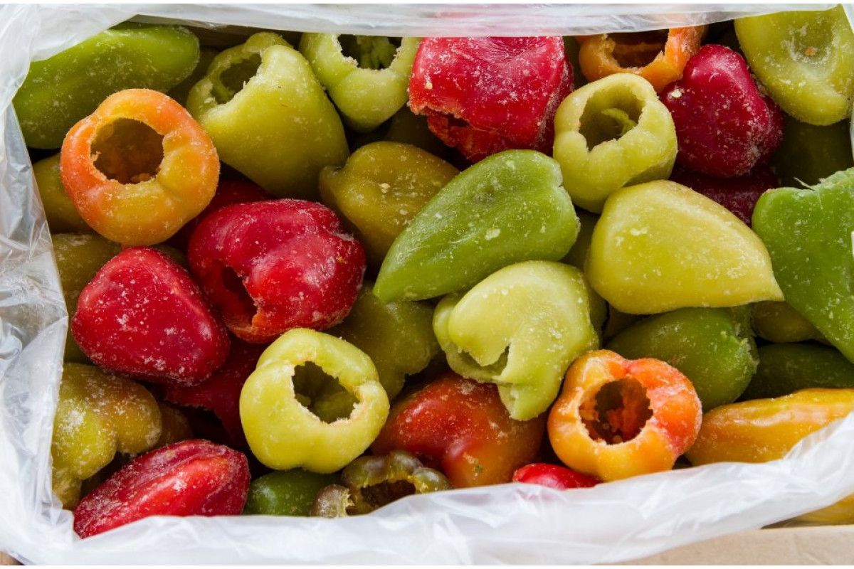 Заморозка перца болгарского на зиму. Заморозка сладких перцев. Заморозка болгарского перца. Замороженный болгарский перец. Замороженный болгарский перец.