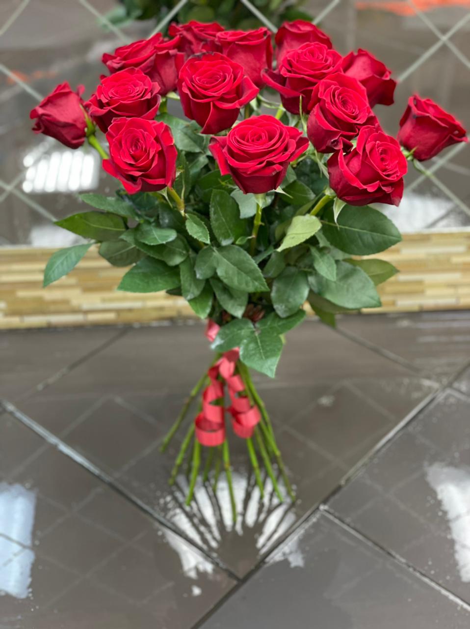Букет из 15 роз эквадорских красных без упаковки
