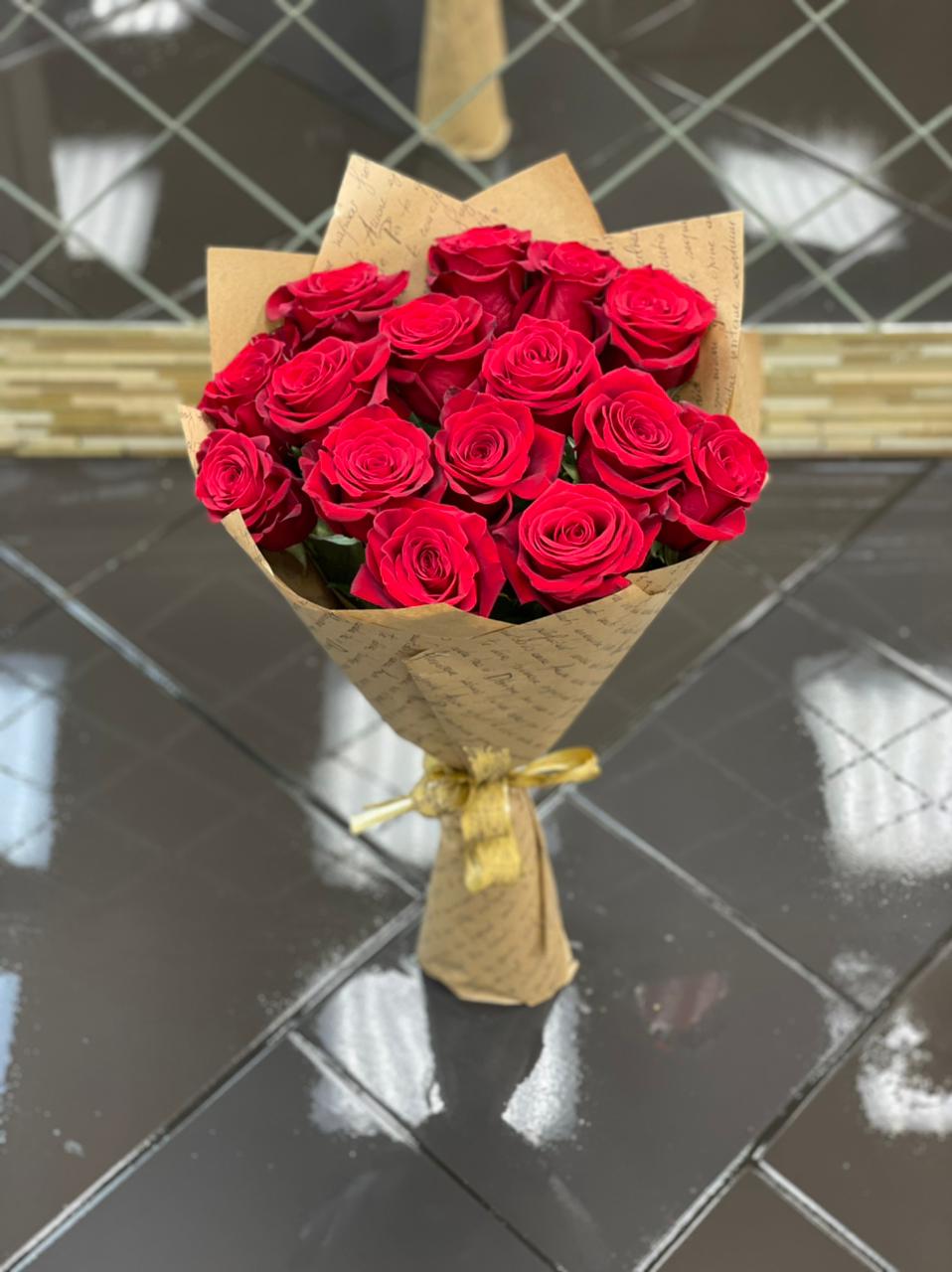 Букет из 15 роз эквадорских красных в упаковке