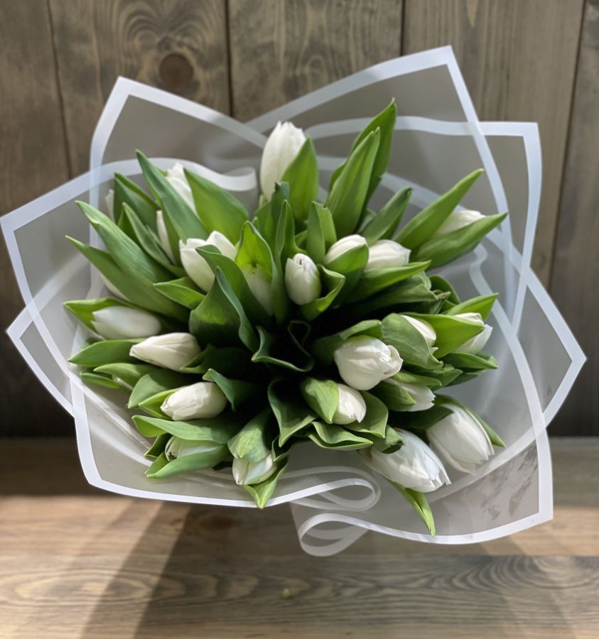 25 белых тюльпанов в красивой упаковке