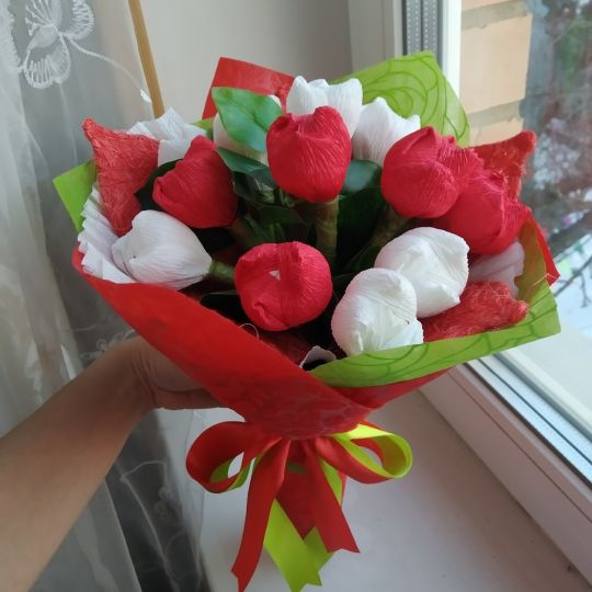 Романтический букет из 15 цветов с конфетами