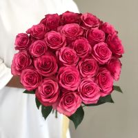 25 ярко-розовых роз