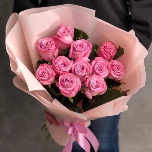 Букет из 11 розовых роз в оформлении