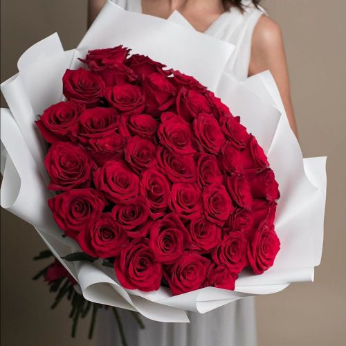 Букет из 35  красных роз в оформлении